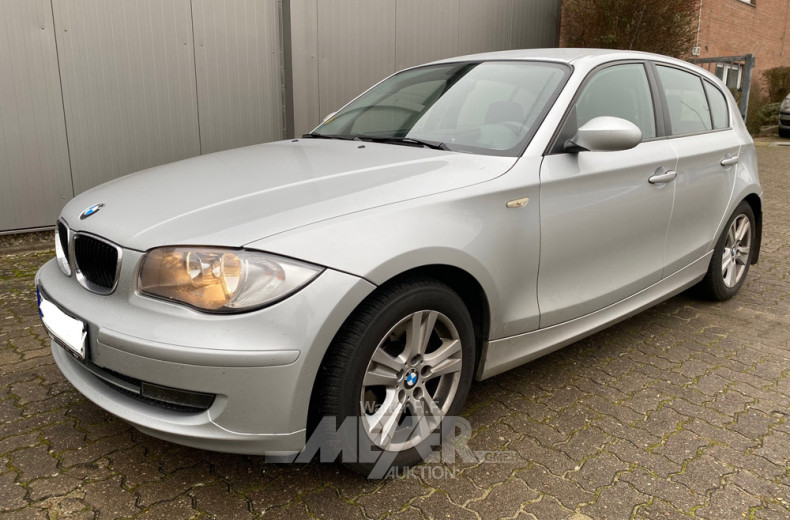 BMW 118i, silber