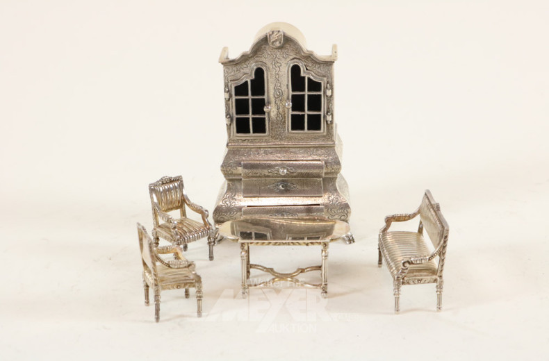 Miniatur-Barockschrank und 1 Salongruppe
