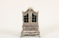 Miniatur-Barockschrank und 1 Salongruppe
