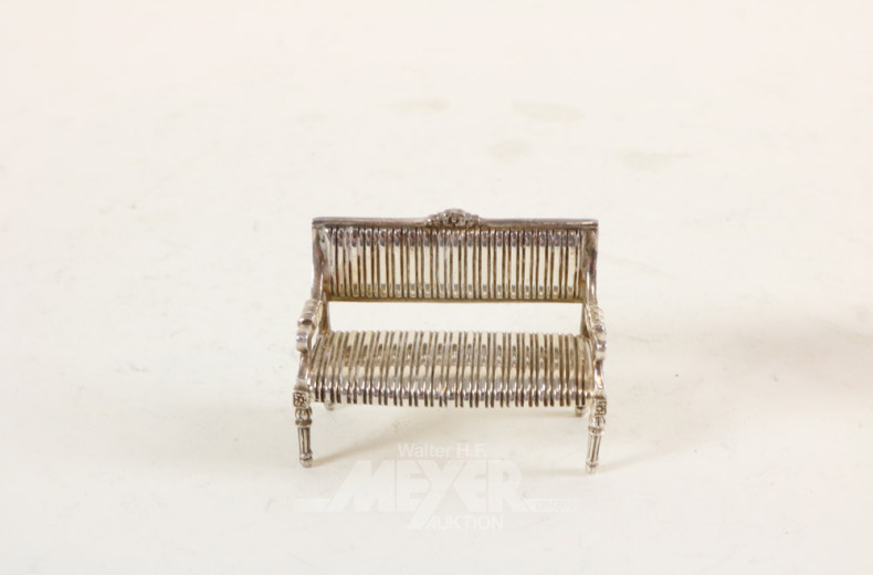 Miniatur-Barockschrank und 1 Salongruppe