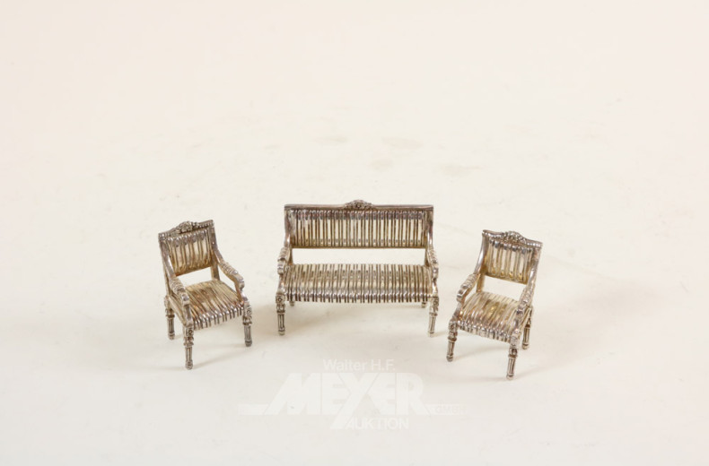 Miniatur-Barockschrank und 1 Salongruppe