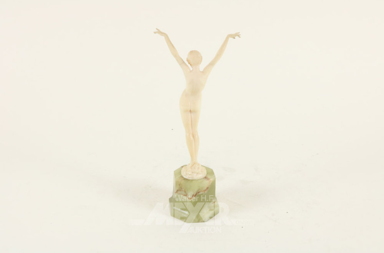 Horn-Figur ''Venus'' auf Onyx-Sockel