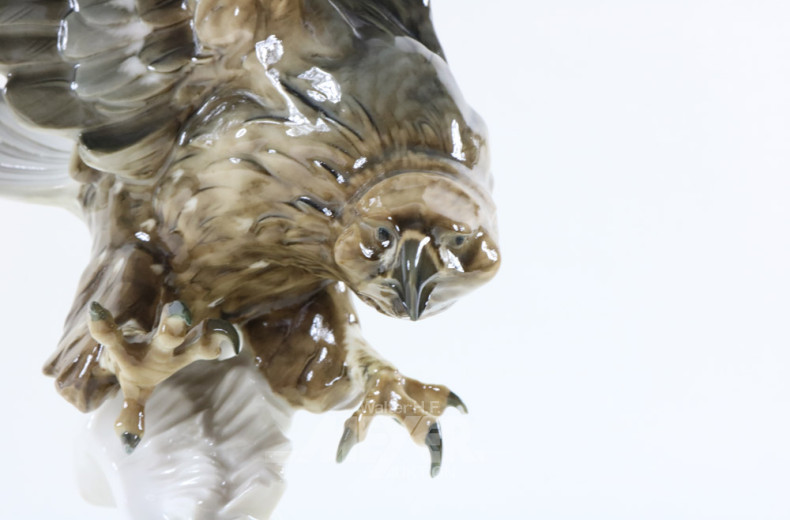 gr. Porzellan-Figur ''Greifvogel''