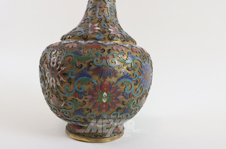 asiat. Krug mit Cloisonnéarbeit,