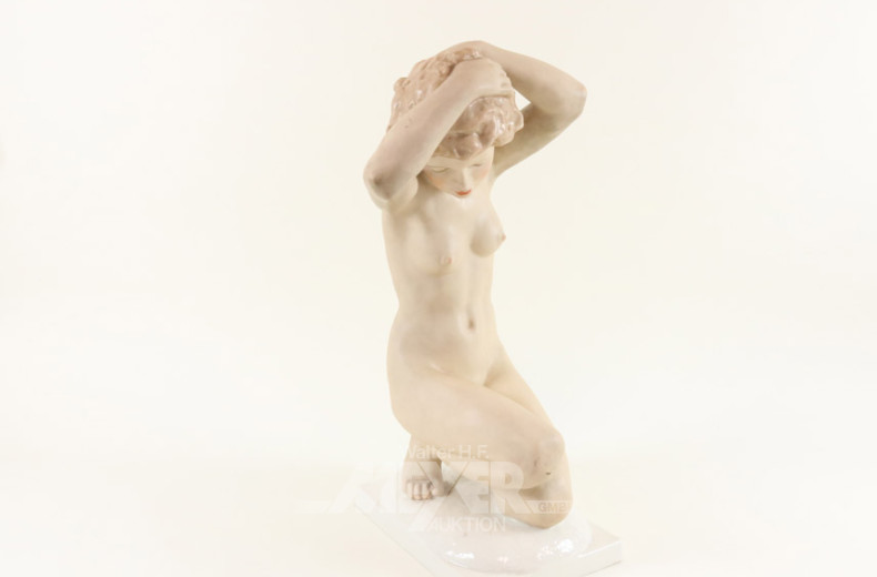 gr. Porzellan-Figur ''Weibl. Akt'', farbig