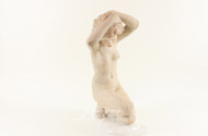 gr. Porzellan-Figur ''Weibl. Akt'', farbig