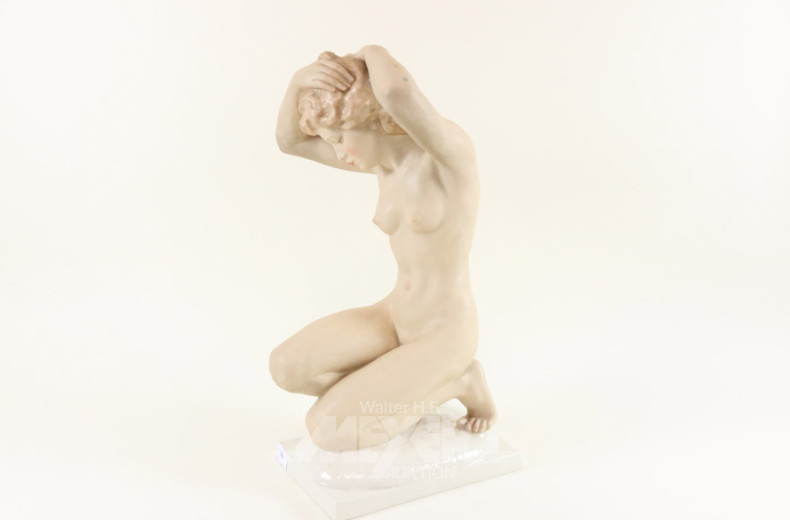 gr. Porzellan-Figur ''Weibl. Akt'', farbig