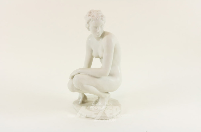 gr. Porz.-Figur ''hockender Weibl. Akt''