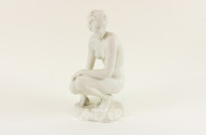 gr. Porz.-Figur ''hockender Weibl. Akt''