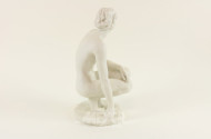 gr. Porz.-Figur ''hockender Weibl. Akt''