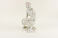 gr. Porz.-Figur ''knieender weibl. Akt''