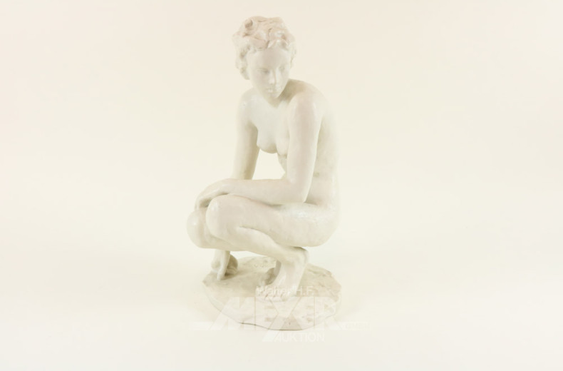 gr. Porz.-Figur ''hockender Weibl. Akt''