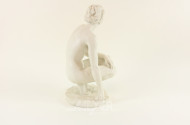 gr. Porz.-Figur ''hockender Weibl. Akt''
