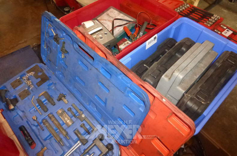 2 Kunststoffsatten mit div.