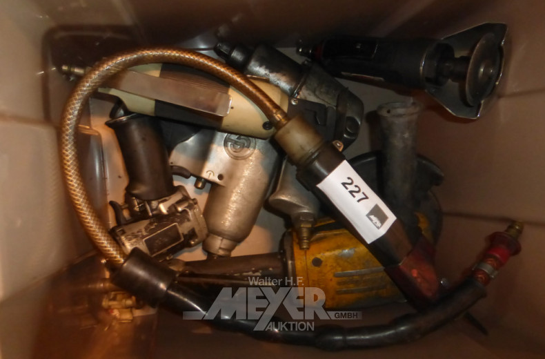 Kunststoffsatte mit div.