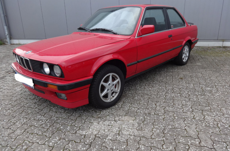 Oldtimer BMW 316i, rot