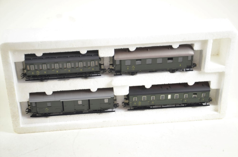 13 Pakete Güter- und Personen-Waggons