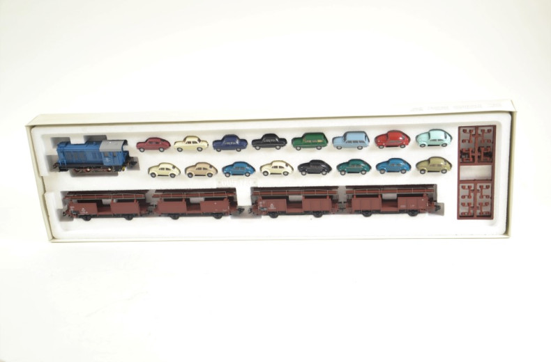 10 Pakete Personen-u. Güter-Waggons