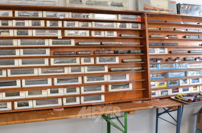 2 Schau-Vitrinen, verglast