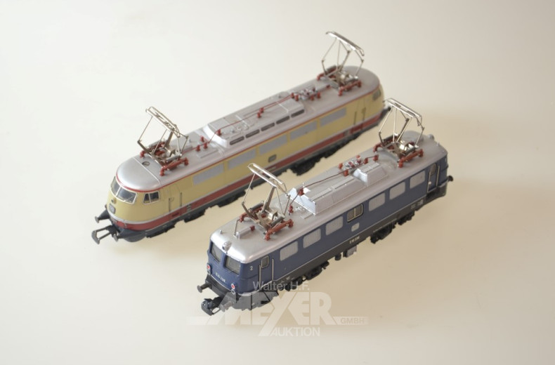 2 E-Loks und 3 Personen-Waggons