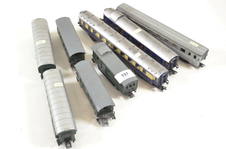 20 Personen-u. Güter-Waggons