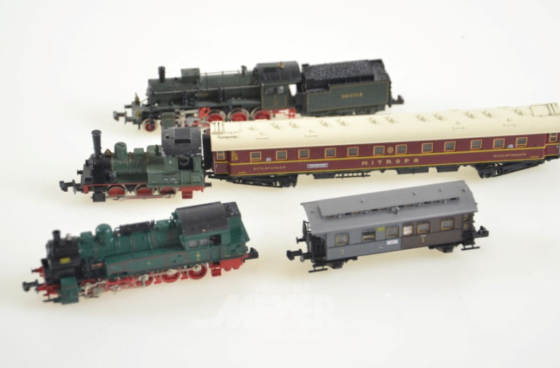 Hängevitrine mit 1 gr. Posten Eisenbahn