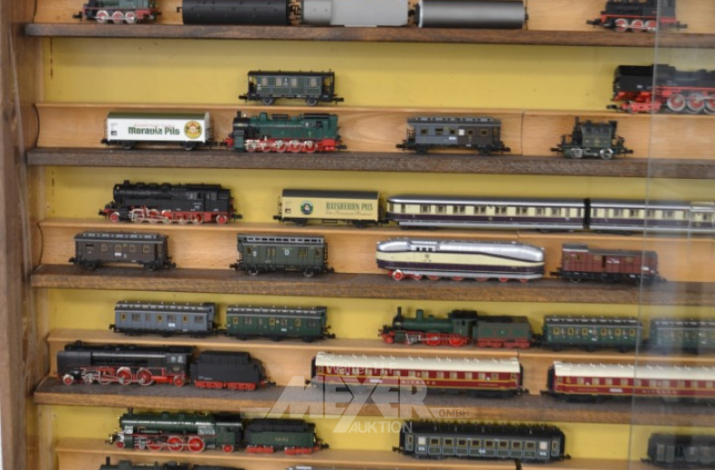 Hängevitrine mit 1 gr. Posten Eisenbahn