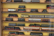 Hängevitrine mit 1 gr. Posten Eisenbahn