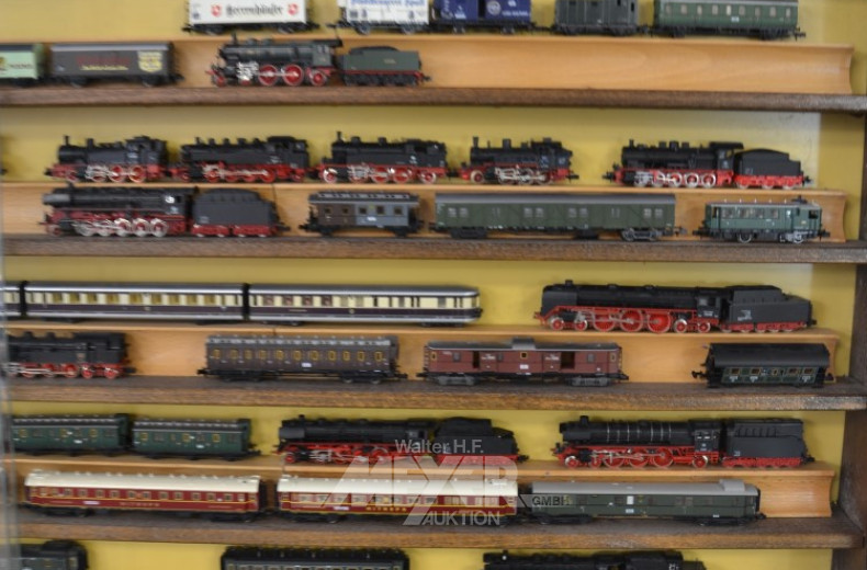 Hängevitrine mit 1 gr. Posten Eisenbahn