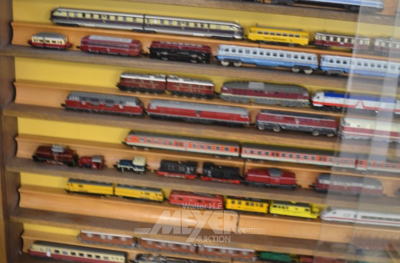 Hängevitrine mit 1 gr. Posten Eisenbahn,