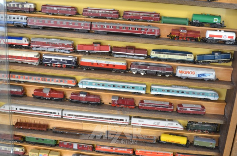 Hängevitrine mit 1 gr. Posten Eisenbahn,