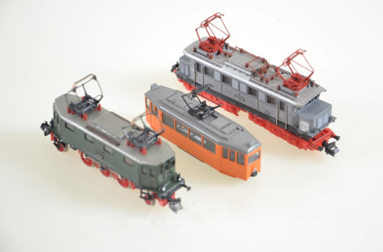 Hängevitrine mit 1 gr. Posten Eisenbahn,