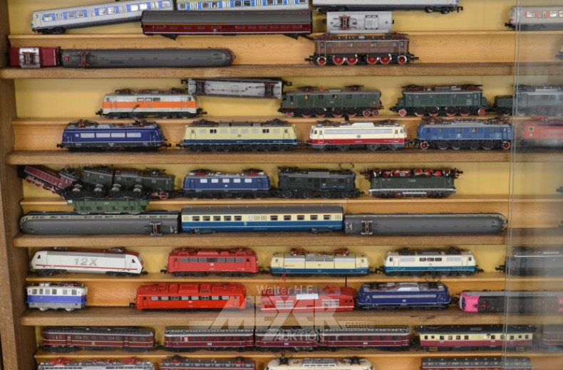 Hängevitrine mit 1 gr. Posten Eisenbahn,