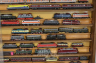 Hängevitrine mit 1 gr. Posten Eisenbahn,