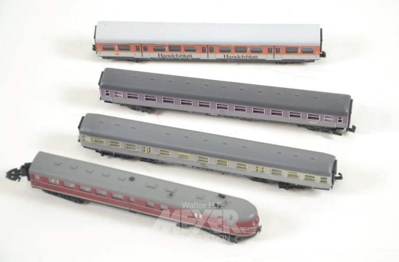 kl. Schaukasten und 2 Tabletts mit