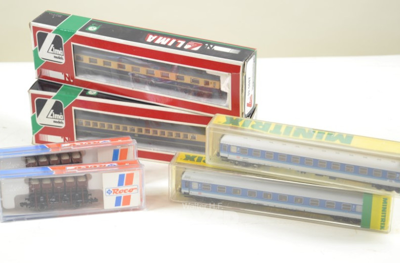 kl. Schaukasten und 2 Tabletts mit