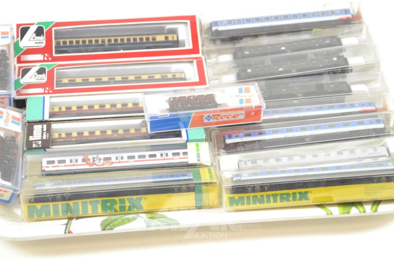 kl. Schaukasten und 2 Tabletts mit