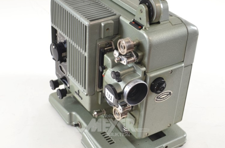 Regalfach mit Film-Projektoren,