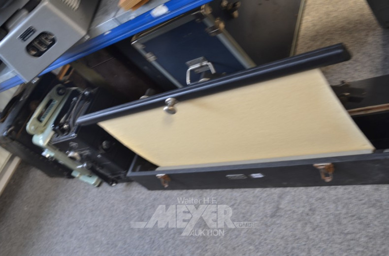 Regalfach mit Film-Projektoren,