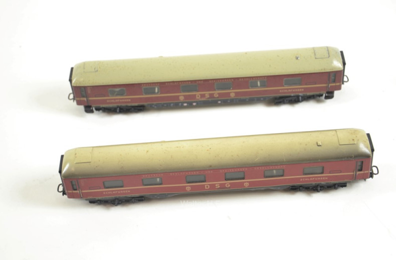 12 Personen-Waggons,