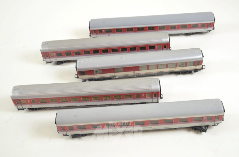 12 Personen-Waggons,