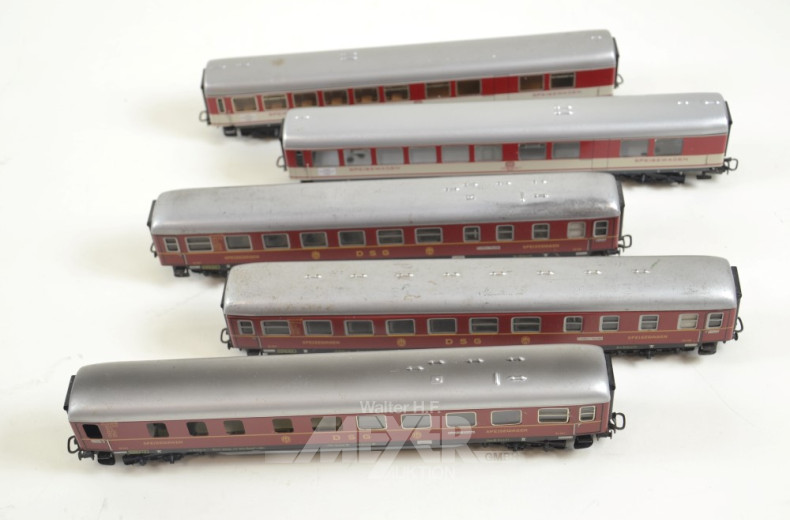 12 Personen-Waggons,