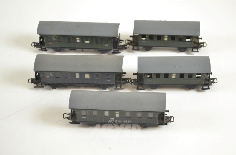 16 alte Personen-Waggons, Blech