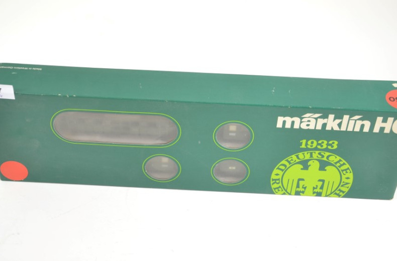 E-Lok mit 2 Personen-u. 1 Güterwaggon