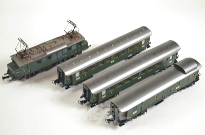 E-Lok mit 2 Personen-u. 1 Güterwaggon