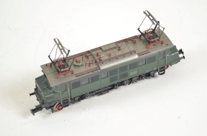 E-Lok mit 2 Personen-u. 1 Güterwaggon