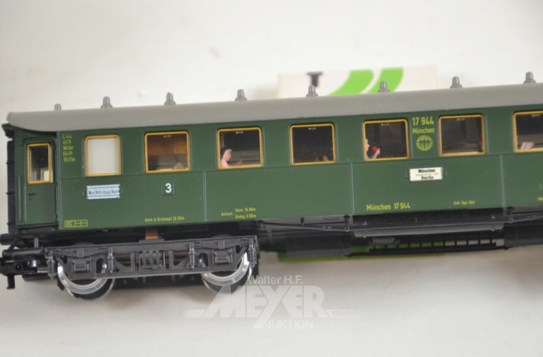 E-Lok mit 2 Personen-u. 1 Güterwaggon