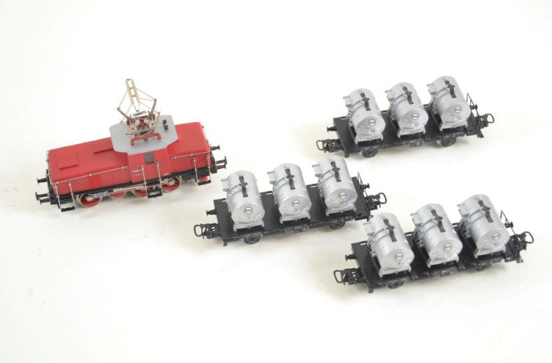 Güterzug BRE 63 mit 3 Behältertragwagen