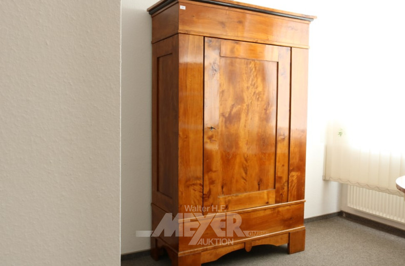 kl. Biedermeier-Garderobenschrank,