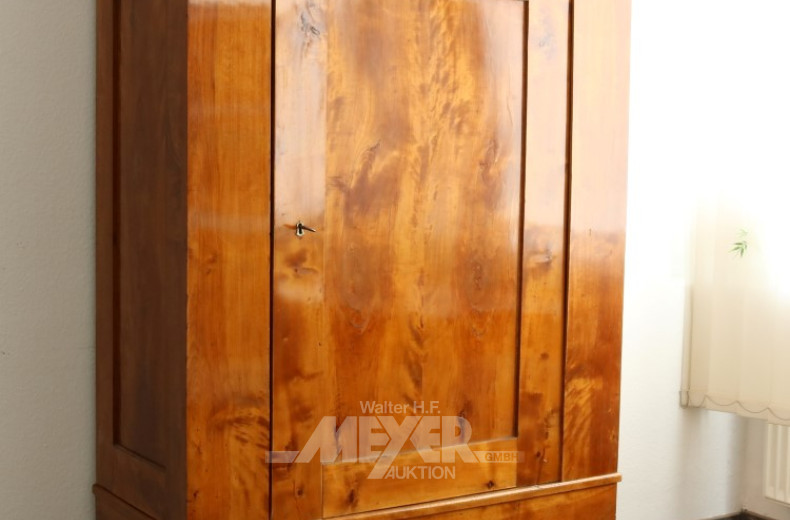 kl. Biedermeier-Garderobenschrank,